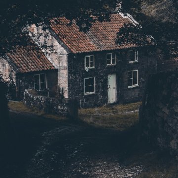 older house that needs some roofing fixes